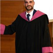 Laureato in Giurisprudenza e specializzato in Professioni Legali, impartisce lezioni di diritto per scuole superiori e università